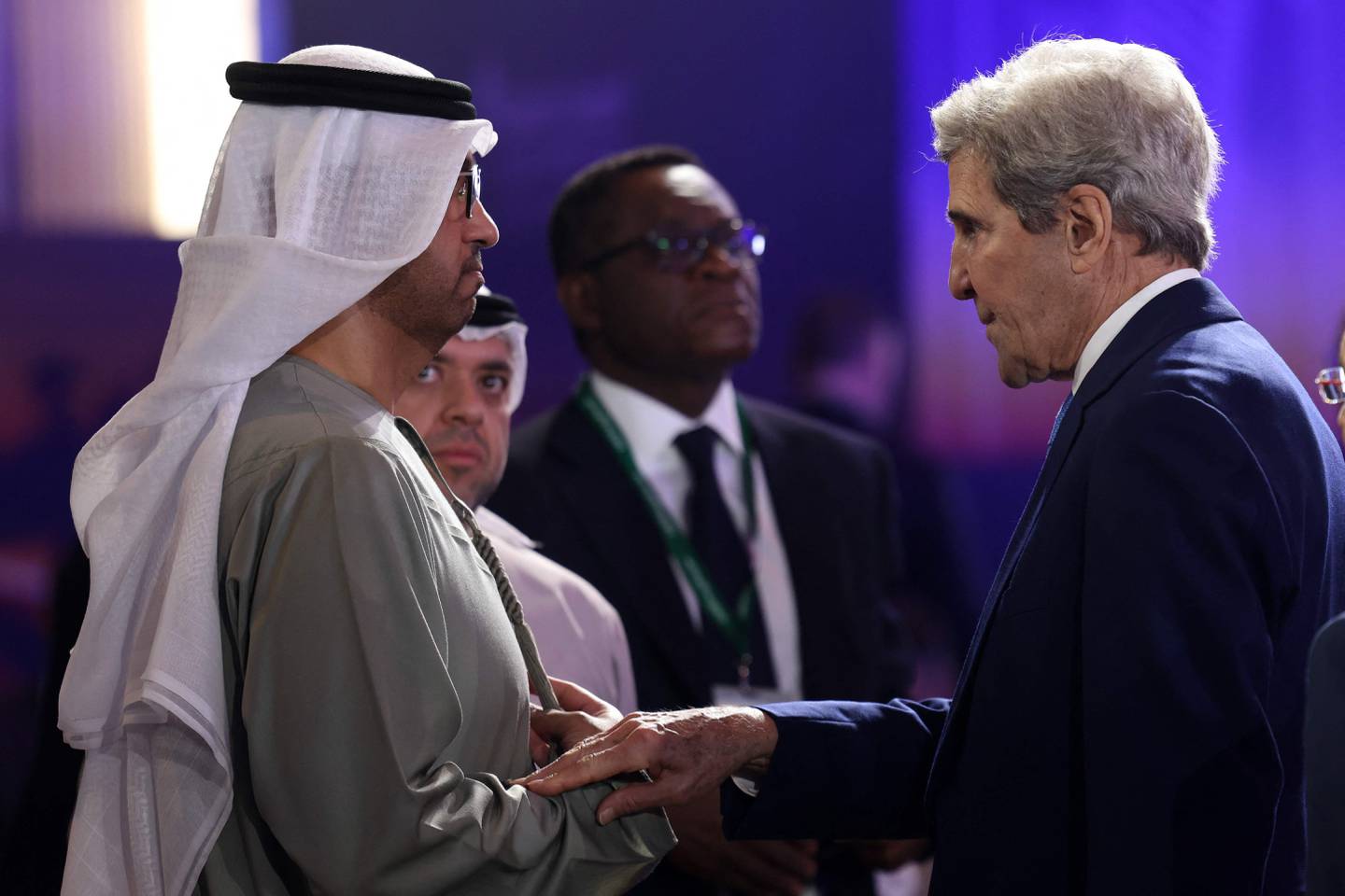 Dr. Sultan Al Jaber spricht am 14. Januar 2023 beim Atlantic Council Global Energy Forum in Abu Dhabi mit John Kerry. Karim Sahib / AFP