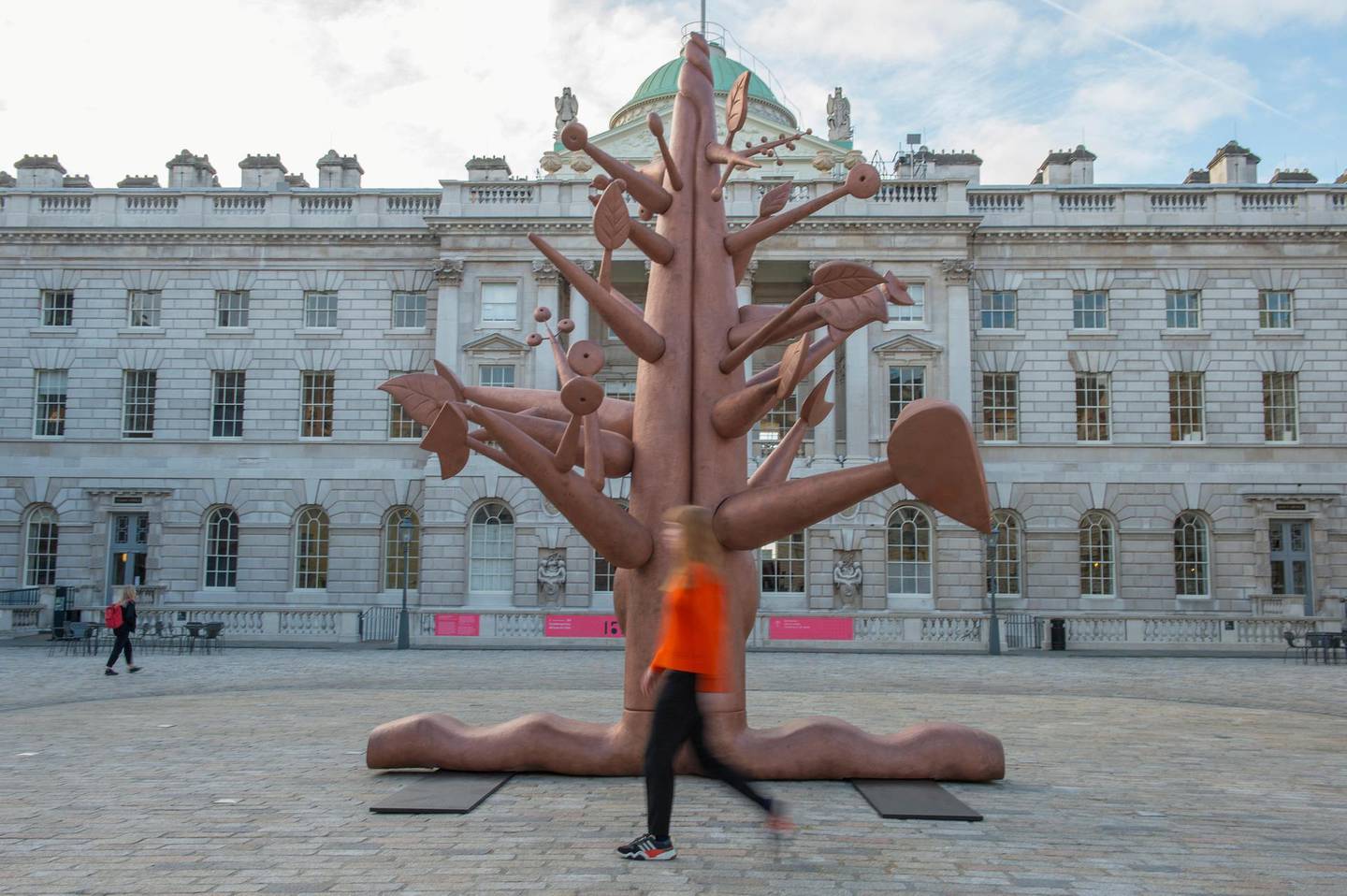 PRGY7A Somerset House, London, UK. 3 October, 2018. 1-54 Contemporary African Art Fair opens 4-7 October 2018 with Sudanese artist Ibrahim El-Salahi?s Meditation Tree sculpture installed in the Edmond J Safra Fountain Court. Credit: Malcolm Park/Alamy Live News.