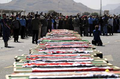 TOPSHOT - Supporters of the Huthi movement attend the funeral of those killed during recent clashes between Huthi rebel fighters and loyalists of Yemen's late ex-president Ali Abdullah Saleh, in the capital Sanaa on December 7, 2017. / AFP PHOTO / MOHAMMED HUWAIS