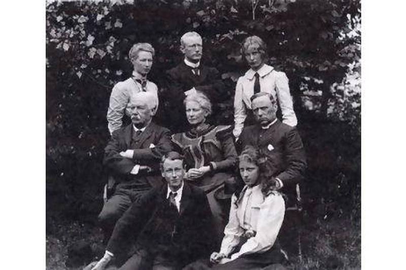 John Gordon Lorimer (back row, centre) with his parents and siblings, in an undated family photograph. Courtesy of The School of Oriental and African Studies, University of London