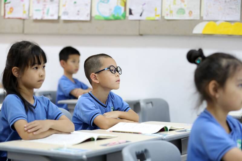 Kinder passen im Unterricht an der Chinese School Dubai auf.  Chris Whiteoak / The National
