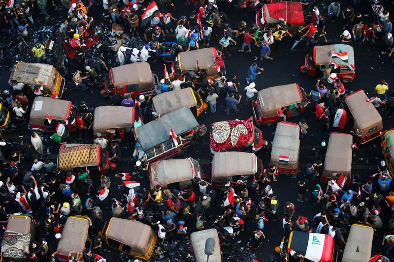 Demonstrators and tuk-tuk drivers take part in an anti-government protests in Baghdad, Iraq October 30, 2019. REUTERS/Thaier Al-Sudani