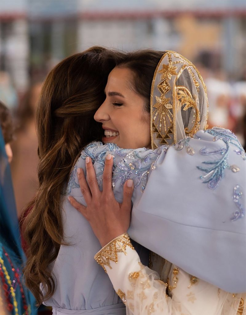 Queen Rania embraces her future daughter-in-law