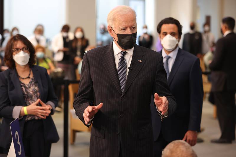 epa09119137 President Joe Biden (C) visits a coronavirus vaccination site at the Virginia Theological Seminary in Alexandria, Virginia, USA, 06 April 2021.  EPA/OLIVER CONTRERAS / POOL