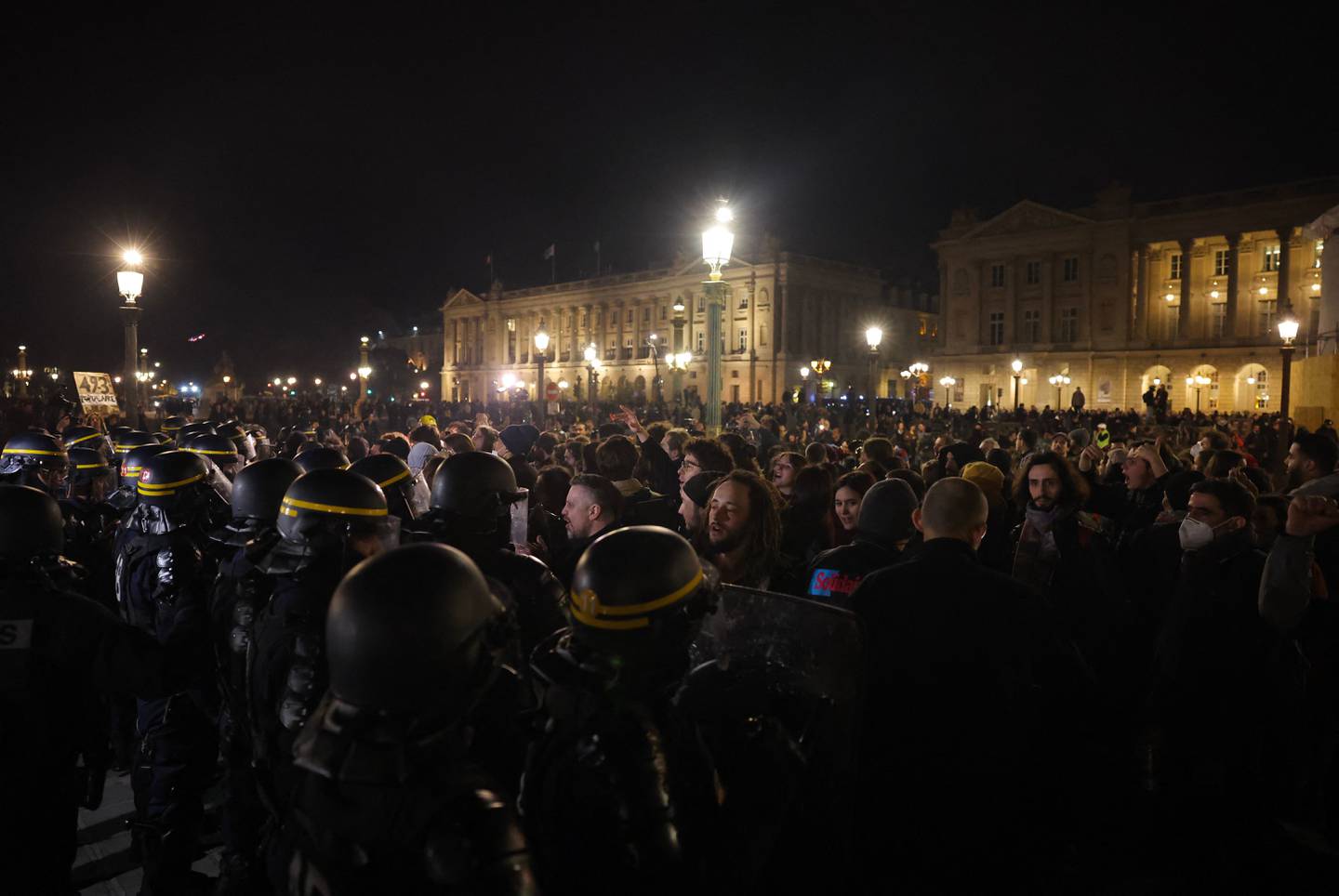 Die französische Polizei steht Demonstranten am Place de la Concorde in Paris gegenüber, nachdem die Rentenreform am 16. März durchgesetzt wurde. AFP