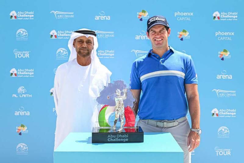 Scheich Fahim bin Sultan Al Qasimi, Vorsitzender der Emirates Golf Federation, neben Ricardo Gouveia aus Portugal nach seinem Sieg bei der Abu Dhabi Challenge am 30. April 2023. Getty 