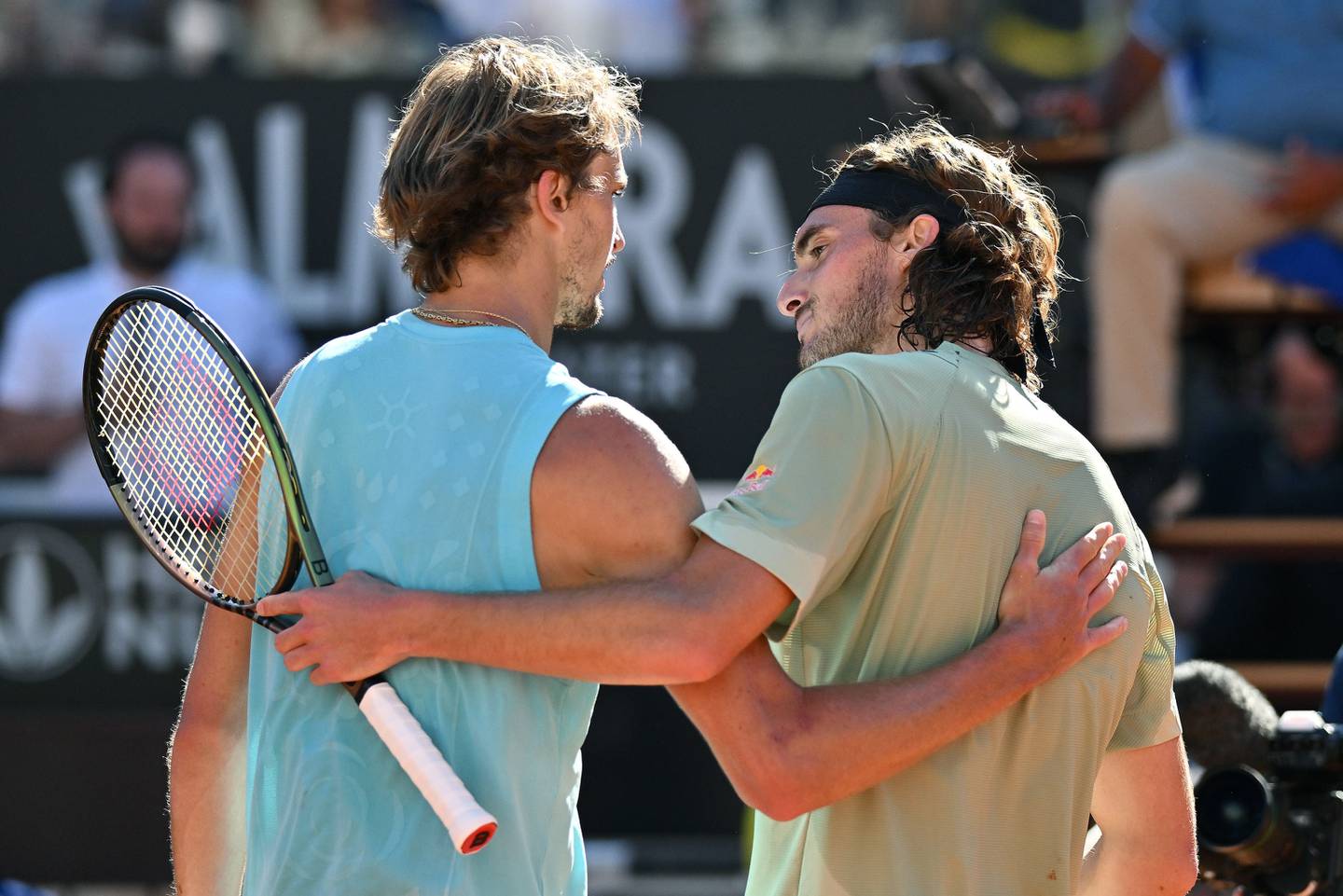 Stefanos Tsitsipas et Alexander Zverev se saluent au filet après leur demi-finale de l'Open d'Italie.  APE