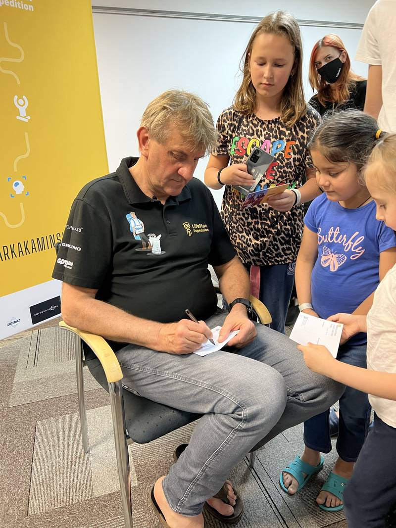 Marek Kaminski, a Polish explorer who reached the North and South Poles in the same year, meets Ukrainian children as part of a programme to build confidence in the young. Photo: Marek Kaminski