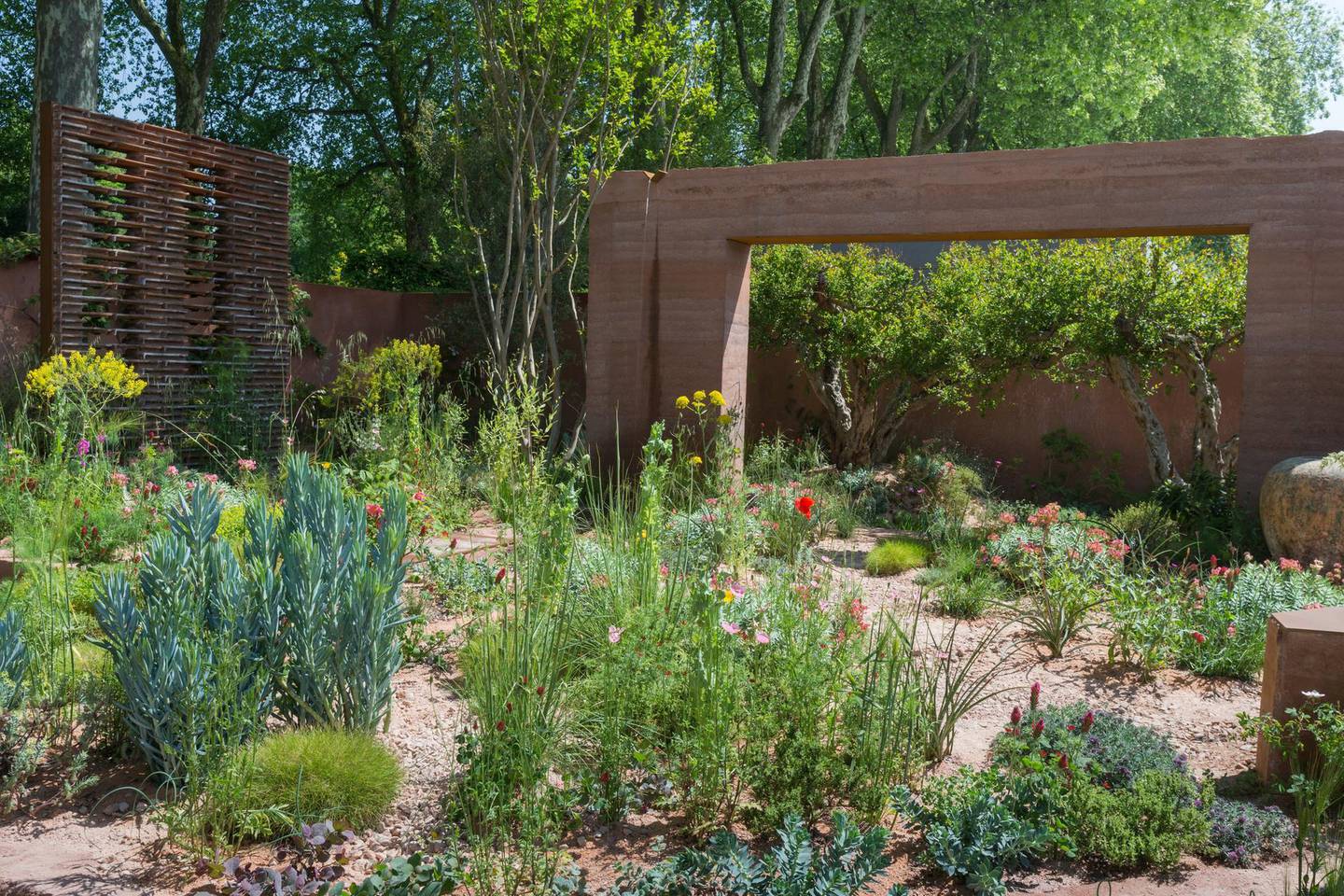 The M&G Garden. Designed by: Sarah Price. Sponsored by: M&G Investments. RHS Chelsea Flower Show 2018. Stand no.320