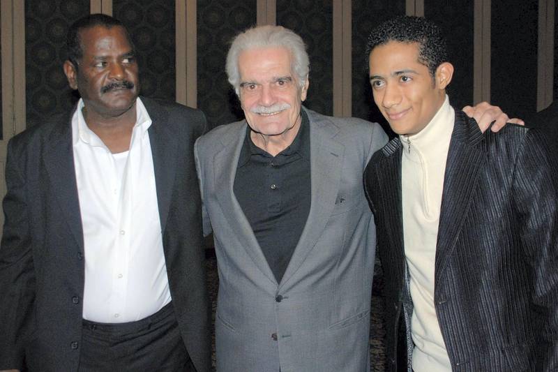 epa01956602 A picture made available on 06 December 2009 shows (L-R) Egyptian director Saeed Hamid, Egyptian actors Omar El Sherif and Mohamed Ramadan posing for photographs during a press conference on the new movie 'Al Tareek Ela Darfour' held at the Semiramis hotel in Cairo, Egypt, 05 December 2009. The movie is directed by Saeed Hamid.  EPA/MOHAMED OMAR *** Local Caption *** 01956602