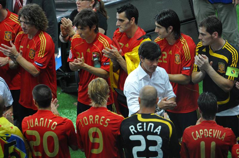 Spanish players applaud the coach of the German national football team Joachim Loew (C) after their Euro 2008 championships final football match on June 29, 2008 at Ernst-Happel stadium in Vienna, Austria. Spain ended their 44-year wait for a major international title with a 1-0 victory over Germany at the Euro 2008 final AFP PHOTO / VINCENZO PINTO -- MOBILE SERVICES OUT -- (Photo by VINCENZO PINTO / AFP)