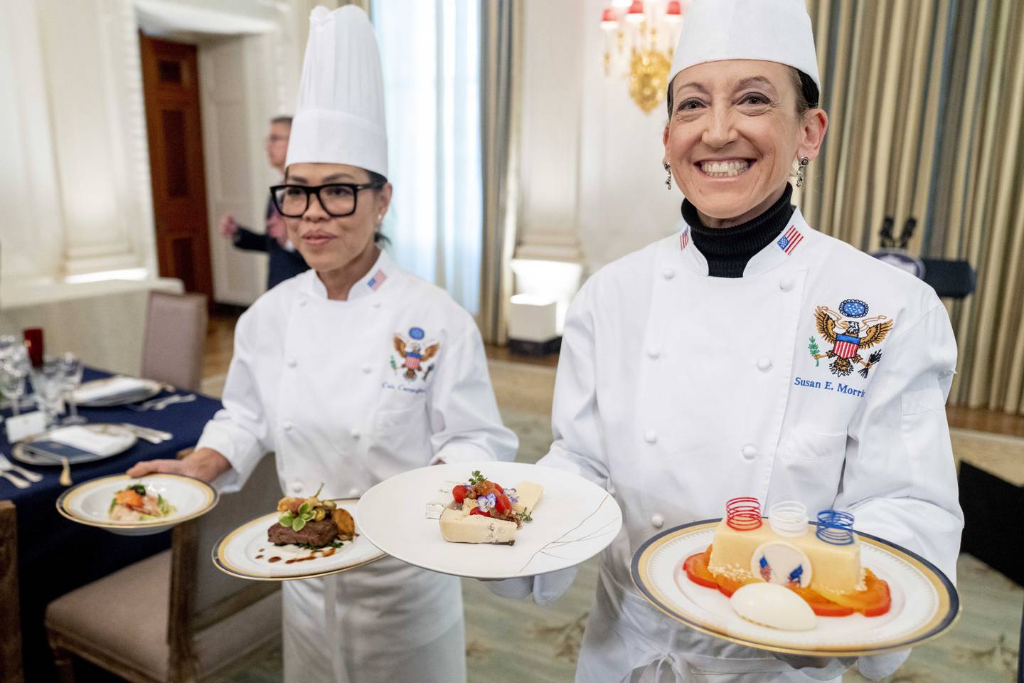 Le chef exécutif Cris Comerford, à gauche, et la chef pâtissière Susie Morrison tiennent des plats lors d'un aperçu médiatique pour le dîner d'État du président français Emmanuel Macron.  PA