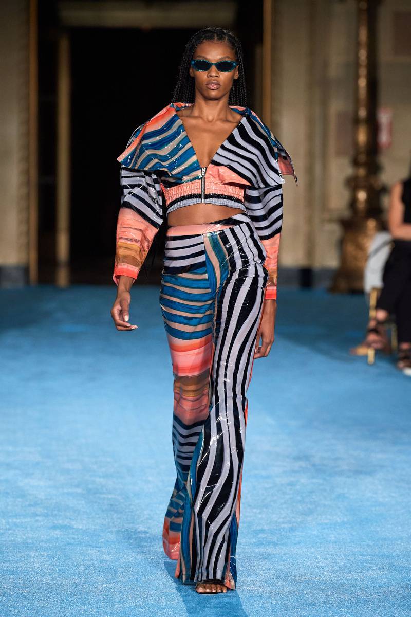 Christian Siriano opts for ebullient stripes for spring / summer 2022. Photo: Christian Siriano