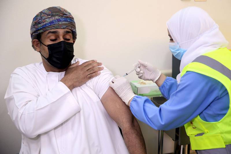 A man receives his first dose of the Pfizer-BioNTech COVID-19 vaccine in the Omani capital Muscat on December 27, 2020. / AFP / MOHAMMED MAHJOUB

