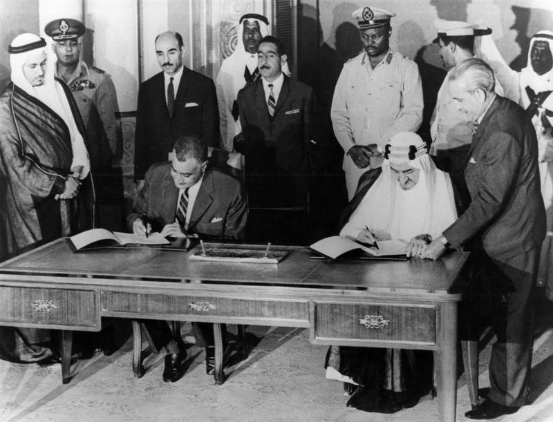 President of the United Arab Republic Gamal Abdel-Nasser and Saudi King Faysal, sign an agreement on a peace plan to end the three year civil war in the Yemen in King Faysal palace in Jeddah 24 August 1965. Photo: AFP