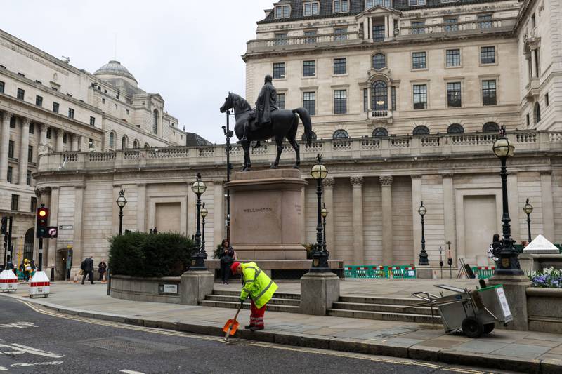 A street sweeper outside the Bank of England (BOE) headquarters in the City of London, UK, on Tuesday, March 21, 2023.  The central bank is due to release its latest interest rate decision on Thursday. Photographer: Hollie Adams / Bloomberg
