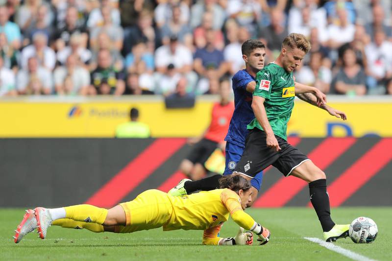 Yann Sommer and Nico Elvedi of Borussia Monchengladbach battle for possession with Christian Pulisic of Chelsea.