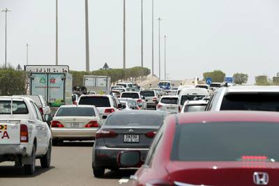 DUBAI, UNITED ARAB EMIRATES , July 15 – 2020 :- Abu Dhabi police diverting traffic towards Dubai on Al Faya road at the Dubai- Abu Dhabi border in Dubai. (Pawan Singh / The National) For News/Online