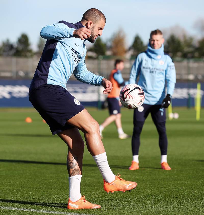 MANCHESTER, ENGLAND - NOVEMBER 06: Kyle Walker and Oleksandr Zinchenko of Manchester City warm up during a training session at Manchester City Football Academy on November 06, 2020 in Manchester, England. (Photo by Matt McNulty - Manchester City/Manchester City FC via Getty Images)