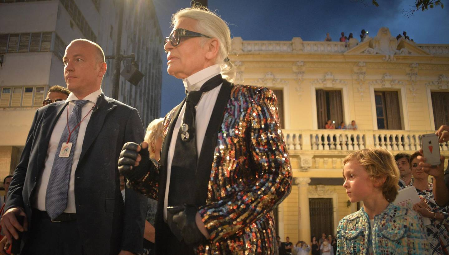 (FILES) In this file photo taken on May 3, 2016 German fashion designer, artist, and photographer Karl Lagerfeld (C) attends his performance for Chanel at the Prado promenade in Havana with his godson Hudson Kroenig (R). German fashion designer Karl Lagerfeld has died at the age of 85, it was announced on February 19, 2019. / AFP / ADALBERTO ROQUE
