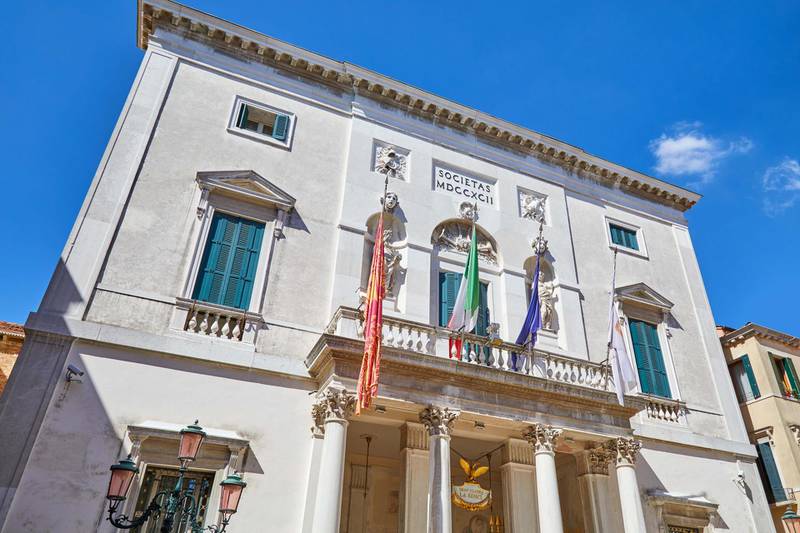 R4MB8W VENICE, ITALY - AUGUST 14, 2017: Theatre La Fenice building facade in a sunny summer day, clear blue sky in Venice, Italy. Alamy