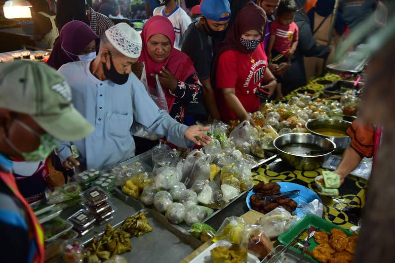 People shop at a food market on the first day of Ramadan in Thailand's southern province of Narathiwat on April 24, 2020. AFP