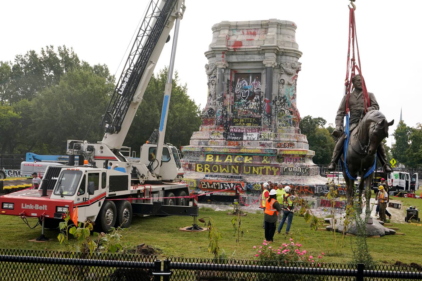 Crews remove one of US's largest remaining monuments to the Confederacy. Reuters