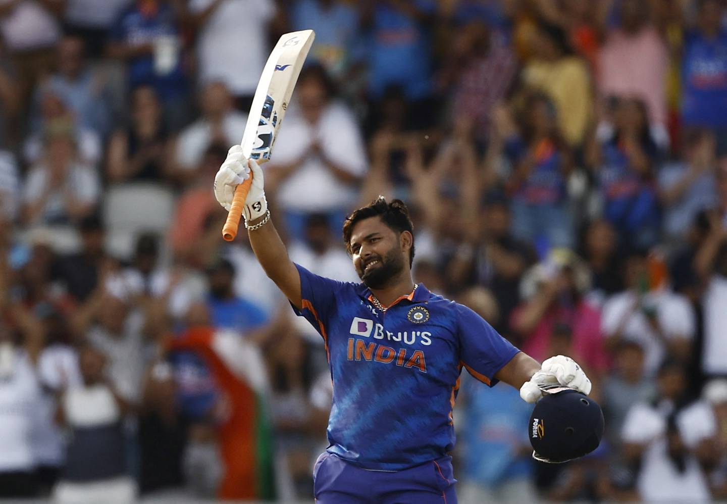 Cricket - One Day International Series - Angleterre v Inde - Old Trafford Cricket Ground, Manchester, Grande-Bretagne - 17 juillet 2022 Rishabh Pant en Inde célèbre son siècle Action Images via Reuters / Jason Cairnduff