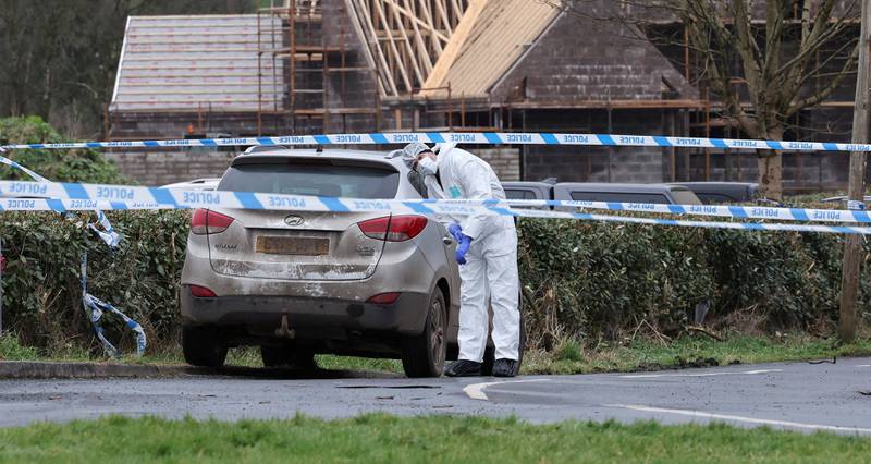 Ein forensischer Beamter des nordirischen Polizeidienstes in dem Sportkomplex in Omagh, in dem der dienstfreie PSNI Detective Chief Inspector John Caldwell erschossen wurde.  Reuters 