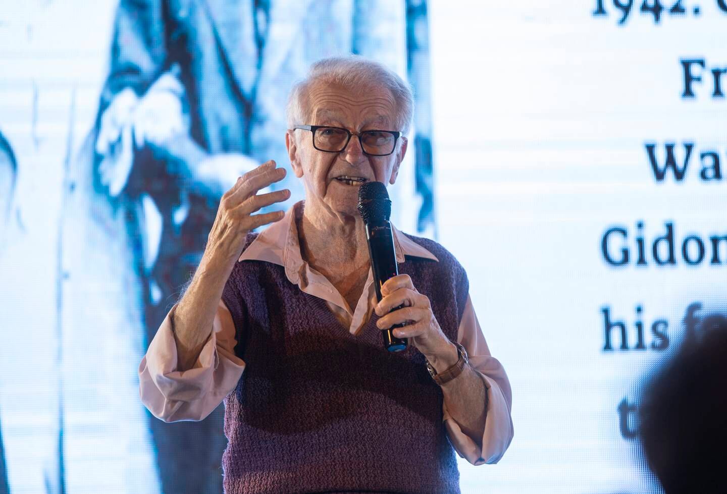 Gidon Lev erzählt, wie er während des Internationalen Holocaust-Gedenktages im Crossroads of Civilizations Museum in Dubai ein Gefangener der Nazis war.  Ruel Pableo für The National
