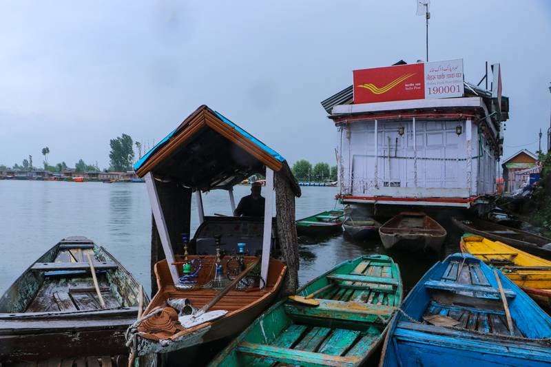 Shikara-Boote in der Nähe des schwimmenden Postamtes am Ufer des Dal-Sees in Srinagar, Kaschmir.  Adil Abbas für The National