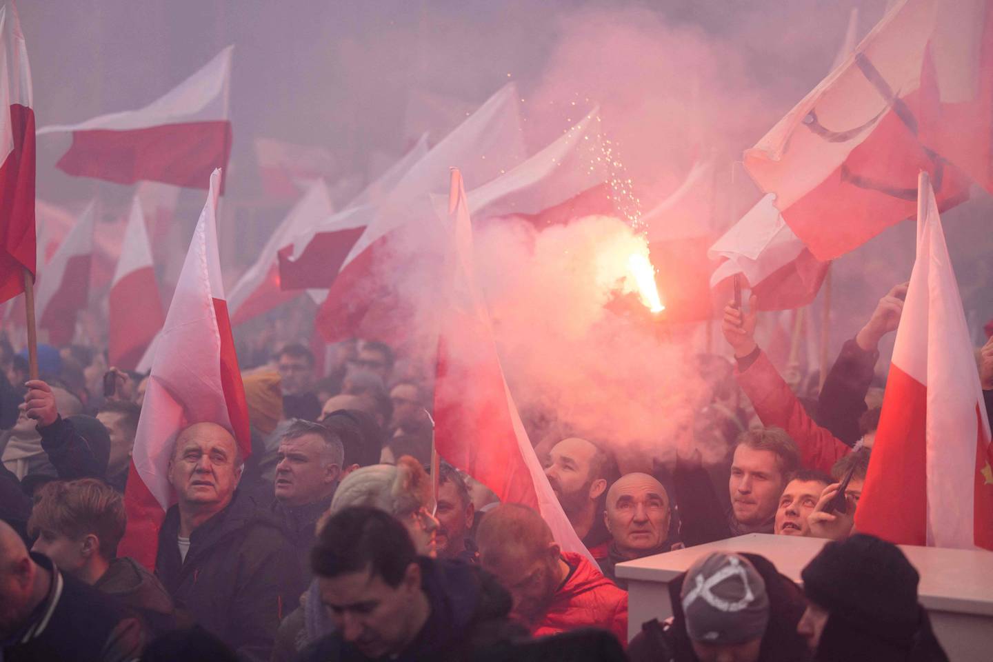 Die Teilnehmer verbrennen Fackeln und schwenken polnische Flaggen, während sie am Marsch des Landes zum Unabhängigkeitstag teilnehmen.  AFP