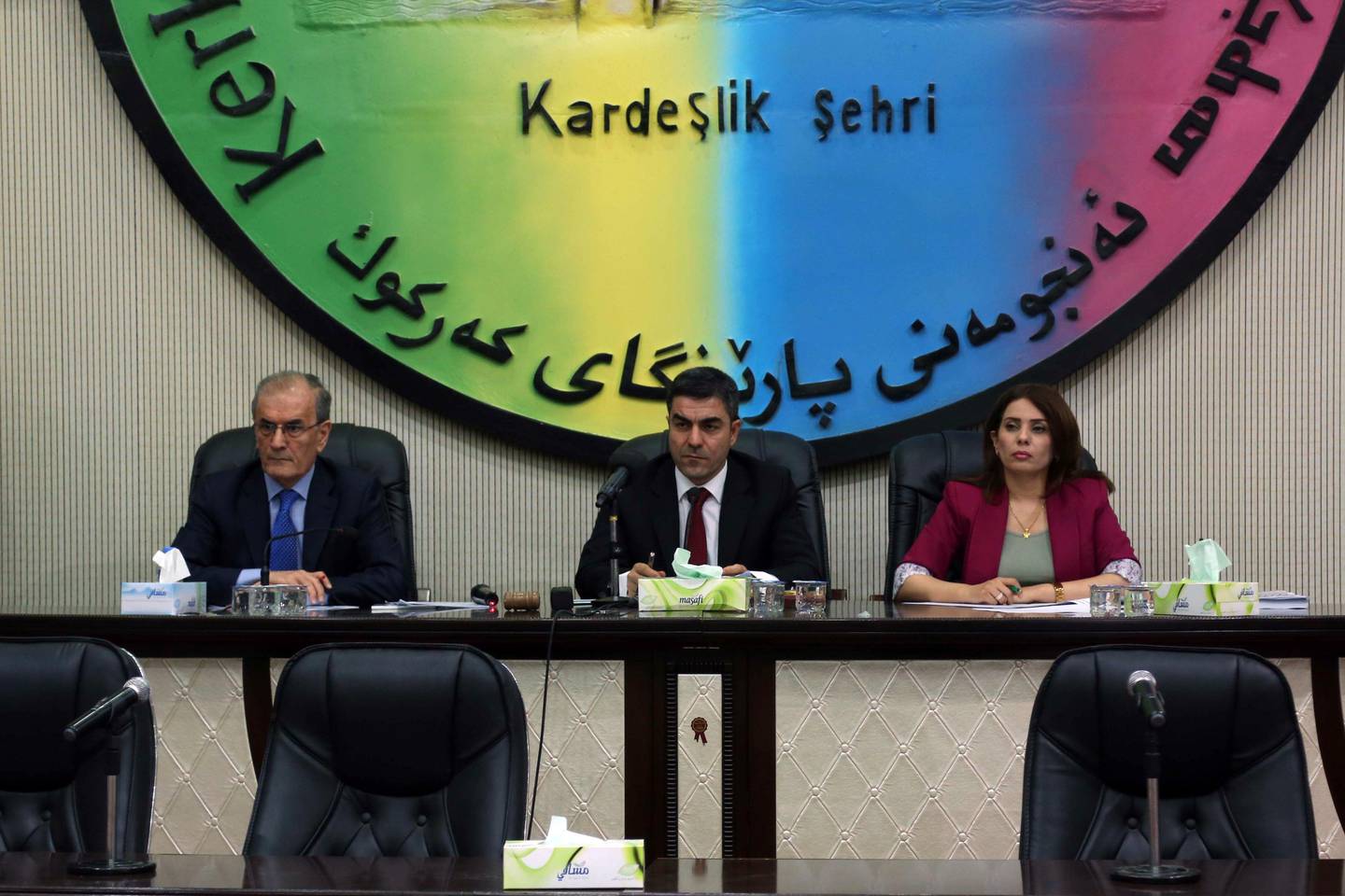 Kirkuk provincial Governor, Najm al-Din Karim (L), takes part in vote at the Kirkuk Governorate Council on August 29, 2017, over the participation of Kirkuk in Kurdistan's independence referendum. / AFP PHOTO / Marwan IBRAHIM