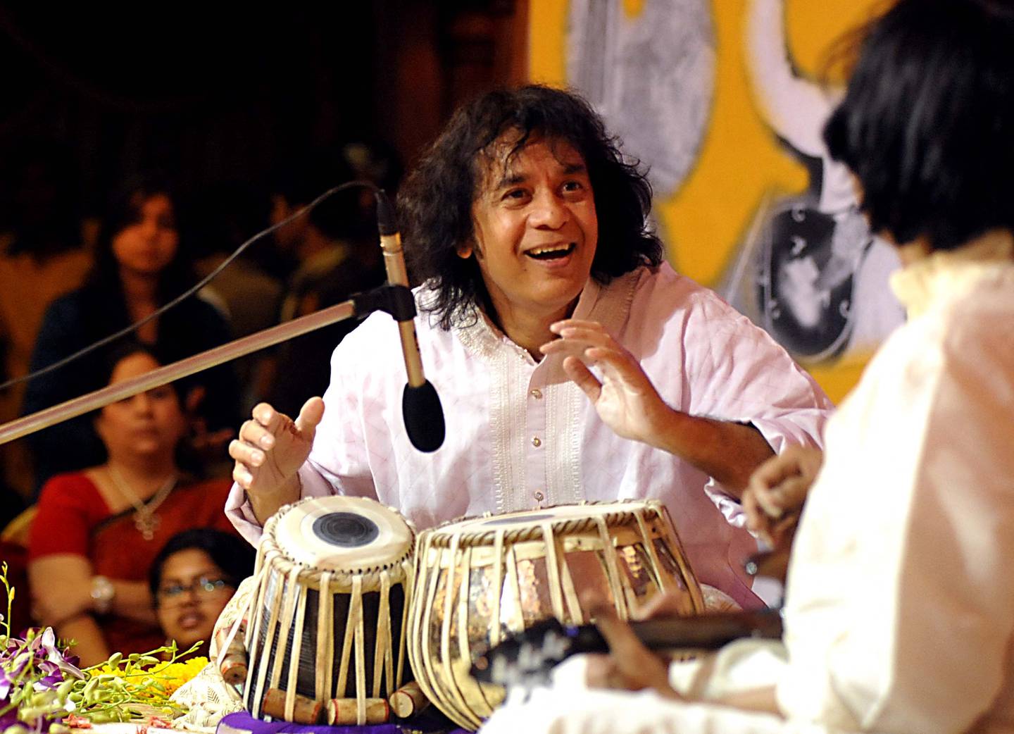 Der indische Tabla-Spieler Zakir Hussain bei einem Auftritt in Mumbai.  AFP