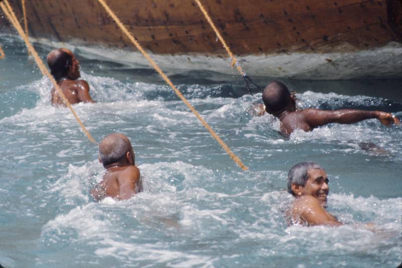 The divers used a heavy stone to sink to the seabed and hung a net around their necks to hold any pearls. 