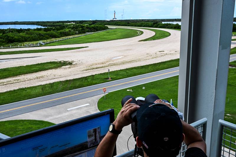 A tourist looks at the Artemis 1 unmanned lunar rocket as it sits on the launch pad at the Kennedy Space Centre in Cape Canaveral, Florida. Photo: AFP