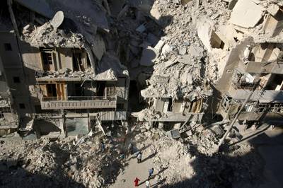 People dig in the rubble in an ongoing search for survivors at a site hit previously by an airstrike in the rebel-held Tariq al-Bab neighborhood of Aleppo, Syria, September 26, 2016. REUTERS/Abdalrhman Ismail/File Photo
