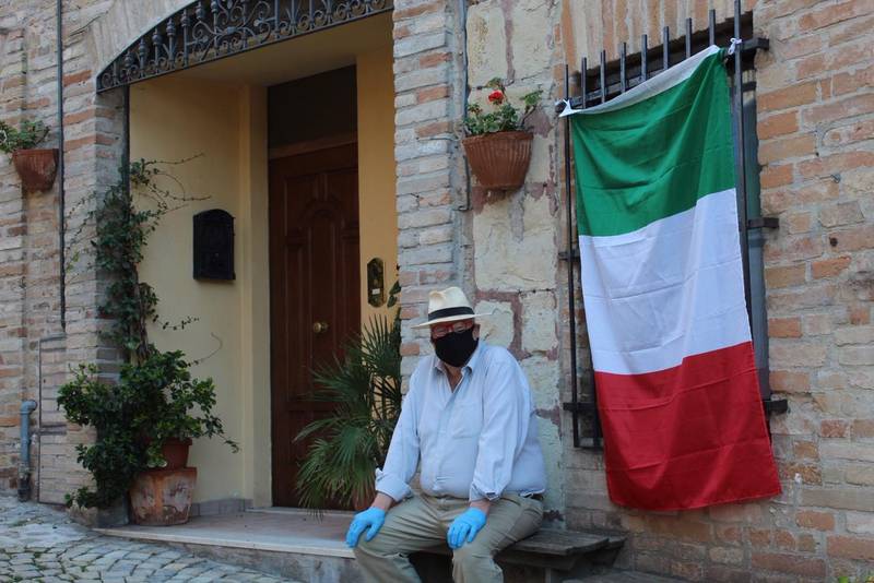 American Mark Hinshaw in his new home Santa Vittoria in Matenano, Italy. Credit: Savina Bertollini