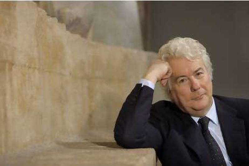 Best selling British author Ken Follett poses during a photocall for the TV adaptation by German television station ZDF of his thriller "Whiteout" (2004) on December 2, 2009 in Hamburg.    AFP PHOTO DDP / PHILIPP GUELLAND    GERMANY OUT