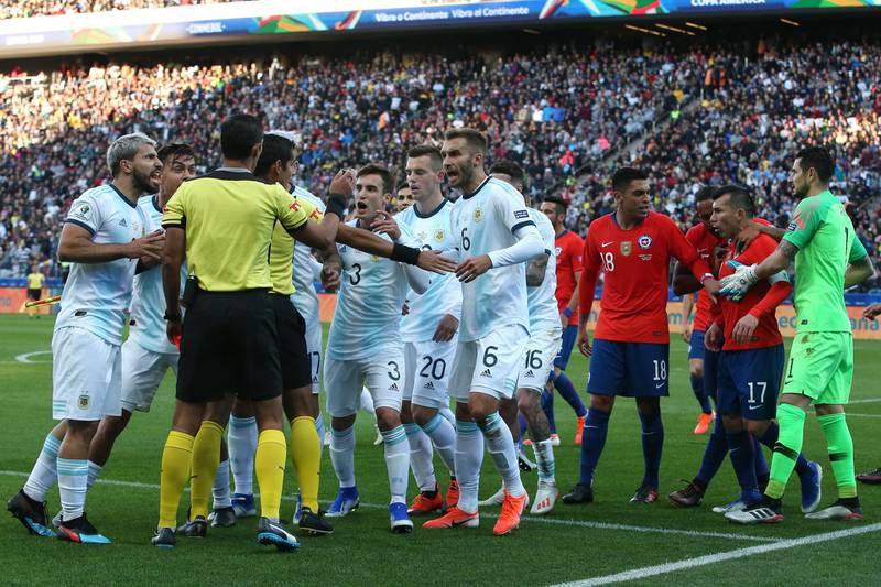 SAO PAULO, BRAZIL - JULY 06: Players of Argentina and Chile argue with referee Mario Diaz de Vivar after showing Messi and Medel their red cards. Getty