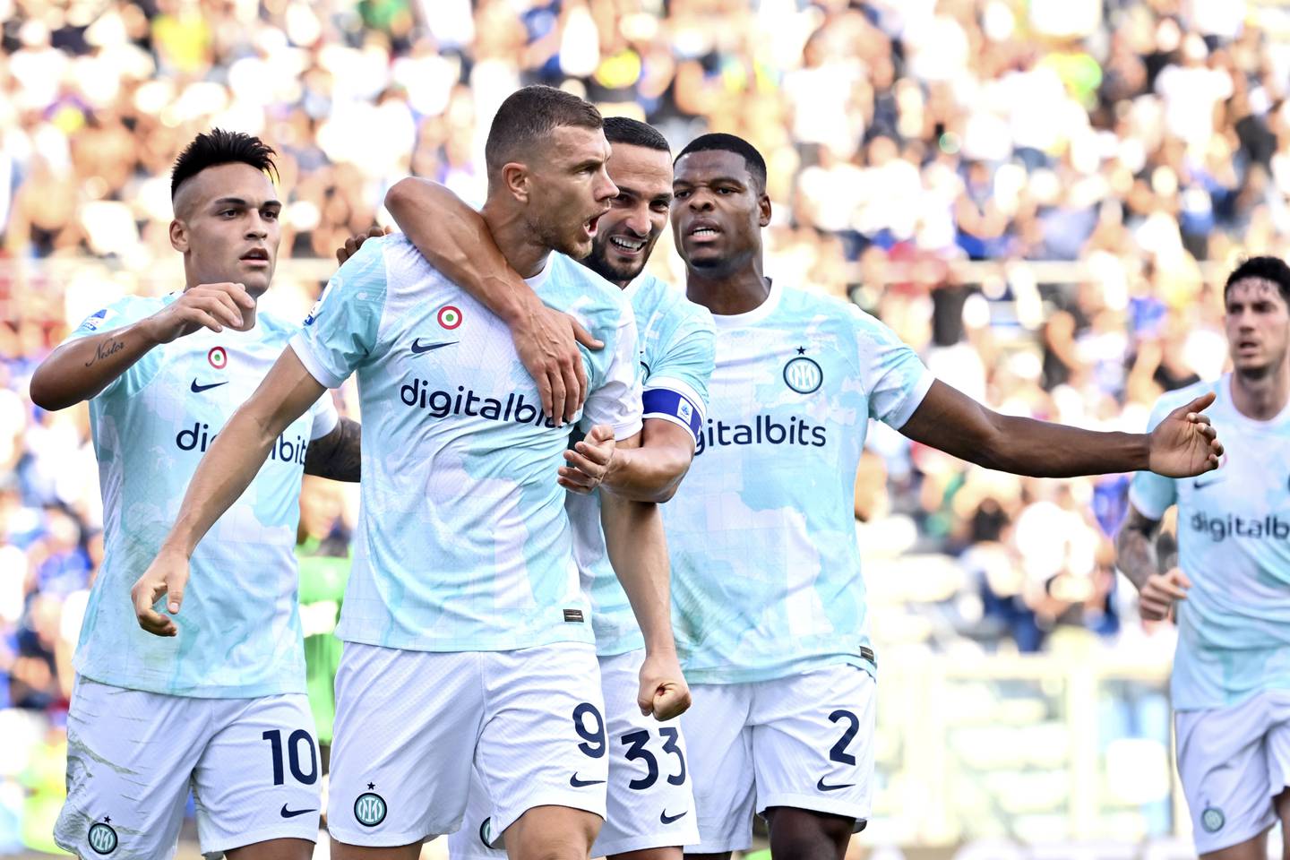 Edin Dzeko, centre, a marqué les deux buts lors de la victoire 2-1 de l'Inter Milan sur Sassuolo.  PA