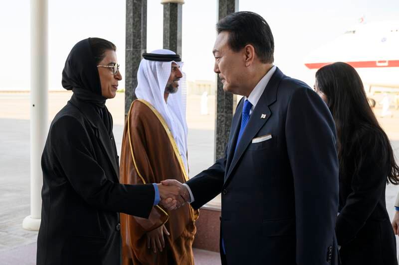 Noura Al Kaabi, Minister of Culture and Youth, greets the South Korean President after his arrival at the airport in Abu 
Dhabi. In the background is Suhail Al Mazrouei, Minister of Energy and Infrastructure