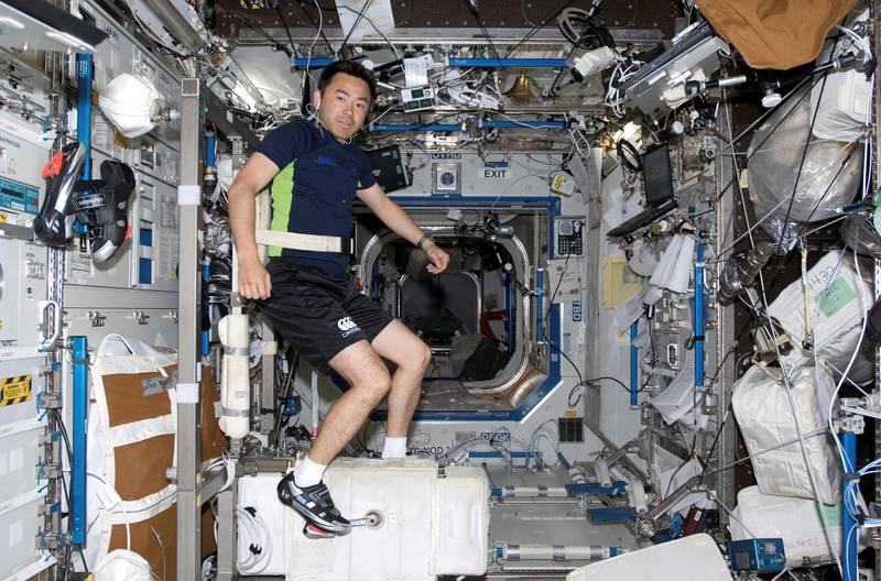 Japan Aerospace Exploration Agency (JAXA) astronaut Akihiko Hoshide exercises on the Cycle Ergometer in the Destiny laboratory on the International Space Station in this photo released by NASA June 10, 2008.  REUTERS/NASA (UNITED STATES).  FOR EDITORIAL USE ONLY. NOT FOR SALE FOR MARKETING OR ADVERTISING CAMPAIGNS.