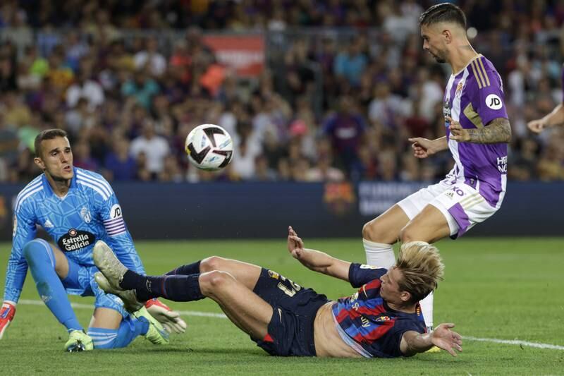 Barcelona midfielder Frenkie de Jong in action against Real Valladolid goalkeeper Masip and defender Javi Sanchez. EPA
