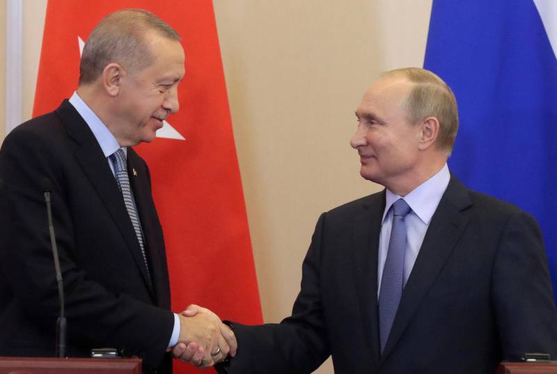 FILE PHOTO: Russian President Vladimir Putin (R) shakes hands with Turkish President Recep Tayyip Erdogan (L) during a joint news conference following Russian-Turkish talks in the Black sea resort of Sochi, Russia October 22, 2019. Sergei Chirikov/Pool via REUTERS/File Photo
