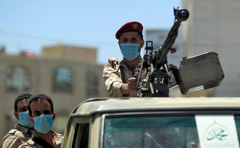 A Yemeni soldier loyal to the Huthi rebels mans a machine gun turret in the back of a pickup truck during a patrol in the capital Sanaa on March 23, 2020.  / AFP / MOHAMMED HUWAIS
