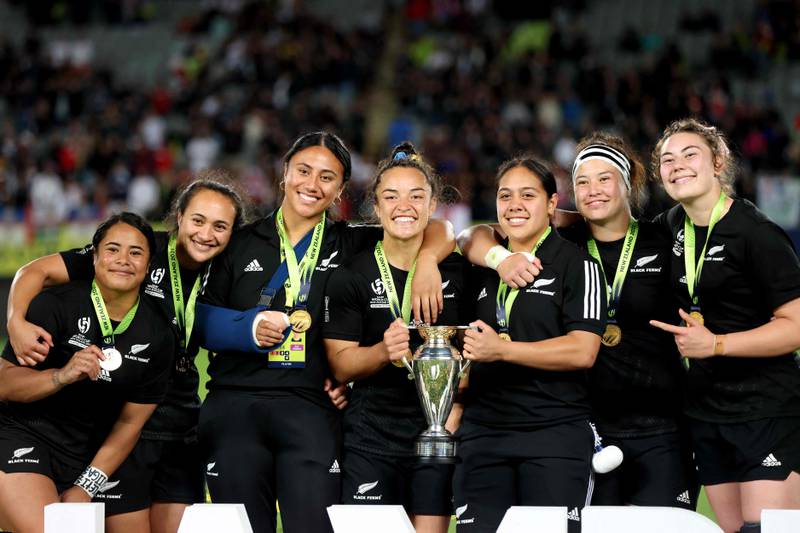 New Zealand celebrate with the trophy after winning the 2021 Women’s Rugby World Cup. AFP