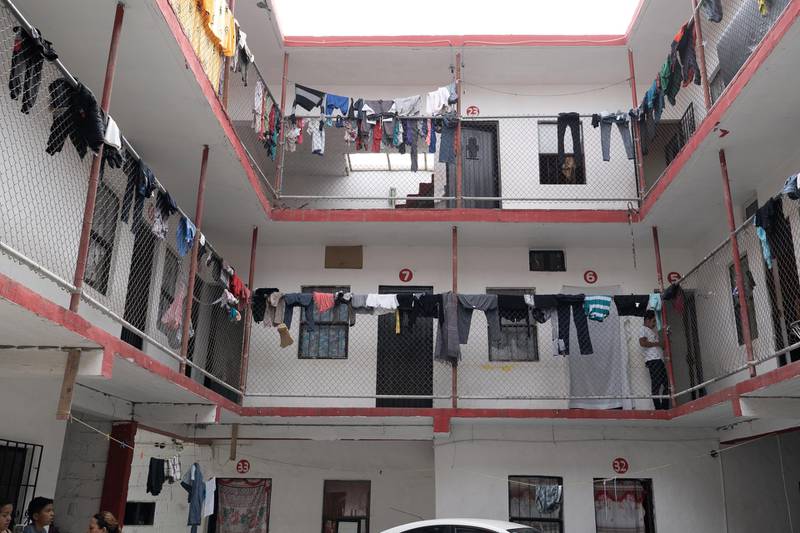 Migrants hang clothes at the hotel, where the sidewalk school will be located in Reynosa, Mexico. The National / Willy Lowry