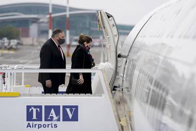 US Secretary of State Mike Pompeo (L) and his wife Susan board a plane to leave for Jerusalem, at Tbilisi International Airport in Tbilisi, on November 18, 2020. / AFP / POOL / Patrick Semansky
