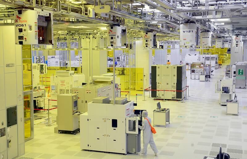 ICHEON, SOUTH KOREA - AUGUST 25:  Workers work at SK HYNIX Inc. plant on August 25, 2015 in Icheon, South Korea. South Korean chip giant SK Hynix Inc. said on August 25, 2015 that it will spend 46 trillion won (US$38.2 billion) to build three new semiconductor production lines over the next 10 years in an effort to bolster its market position and join government efforts to revitalize the economy.  (Photo by Kim Min-Hee-Pool/Getty Images)